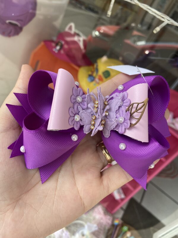 Laço grande roxo com borboletas