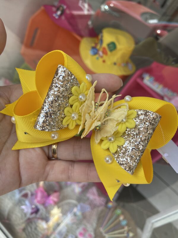 Laço grande amarelo com borboletas (cópia)