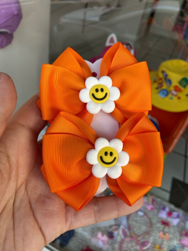 Par de Laços Laranja com aplique de Flor.