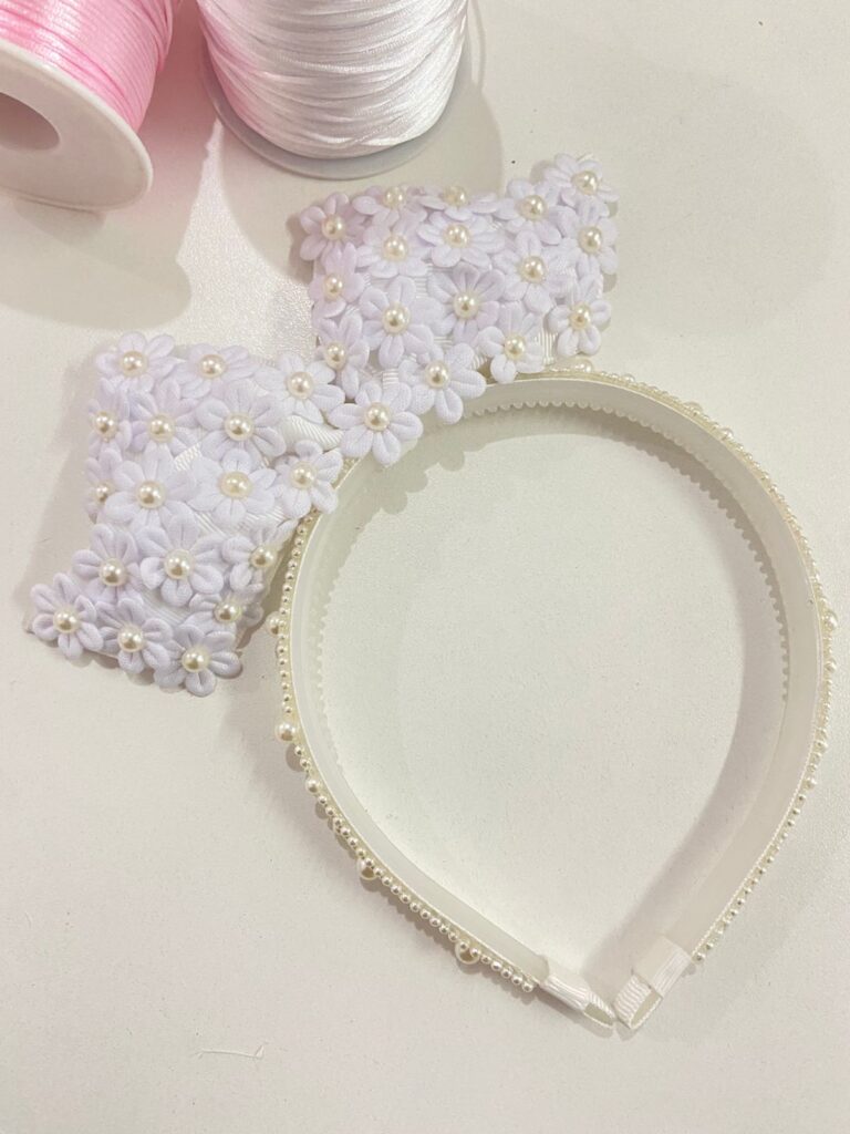 Tiara com laço em pé