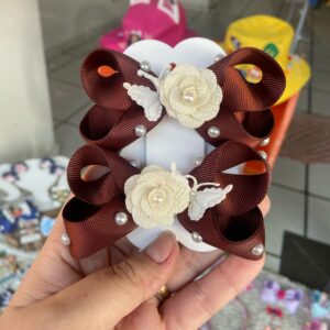 Par de Laços Marrom com Borboleta, Flor e Pérolas.