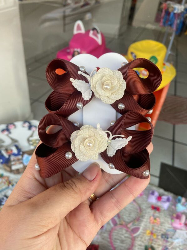 Par de Laços Marrom com Borboleta, Flor e Pérolas.