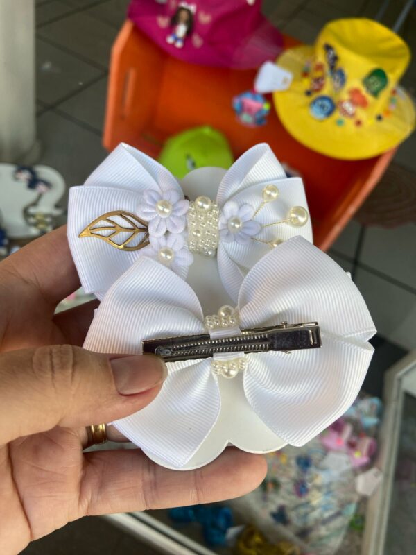 Par de Laços Branco com Flor e Pérolas. - Imagem 2