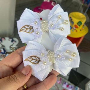 Par de Laços Branco com Flor e Pérolas.