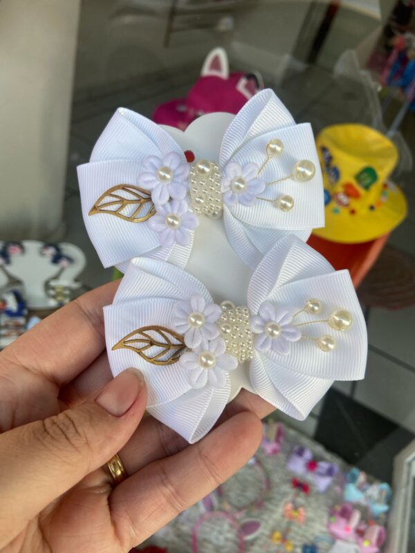 Par de Laços Branco com Flor e Pérolas.