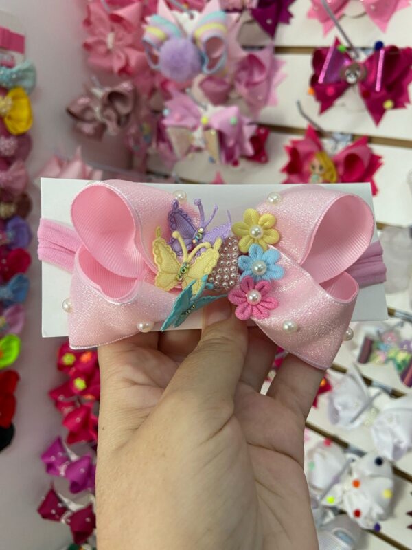 Faixa rosa com borboletas-laço grande