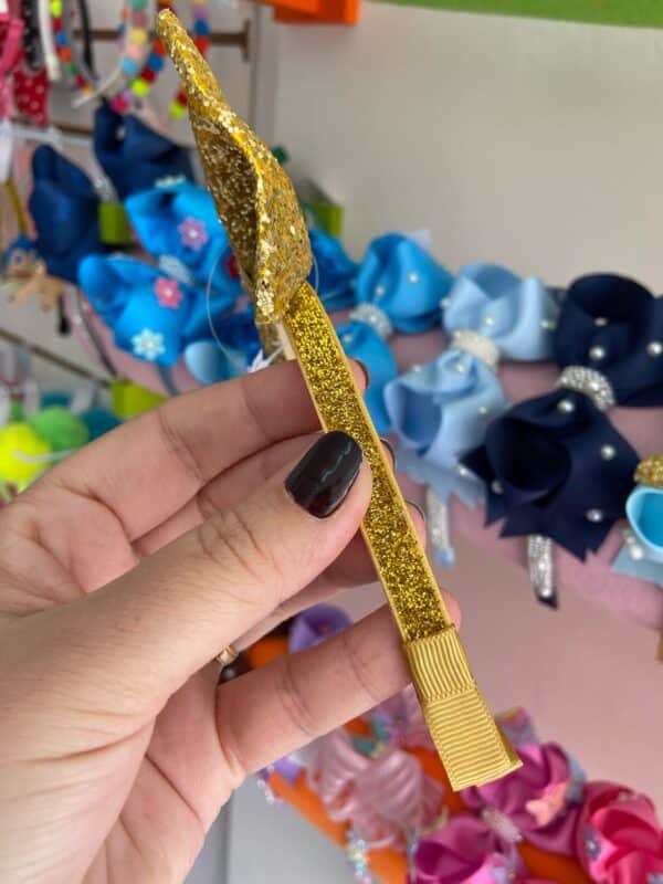 Tiara com Dourada Laço em pé. - Imagem 2