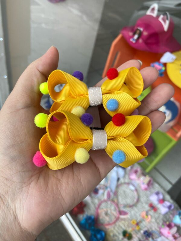 Par de Laços Amarelo com Detalhes de Pompom.