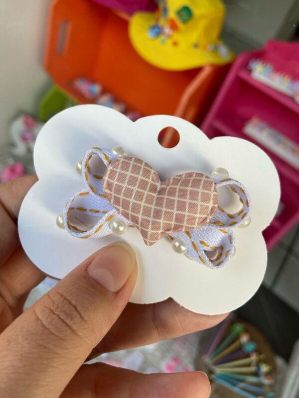 Mini Laço Branco com Coração