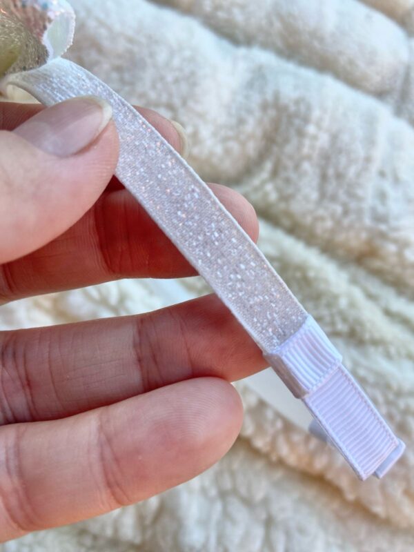 Tiara Laço em Pé Branco com Brilho