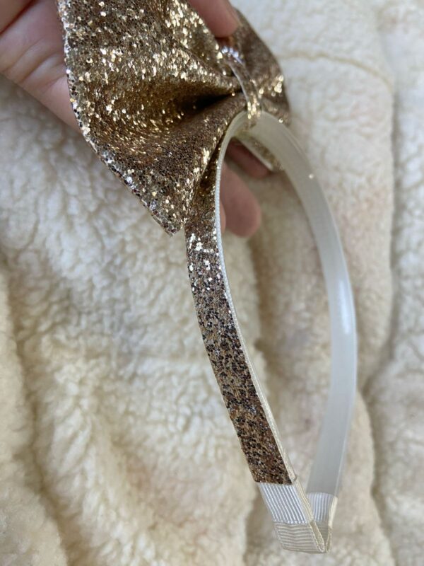 Tiara com Laço em Pé Dourado. - Imagem 2