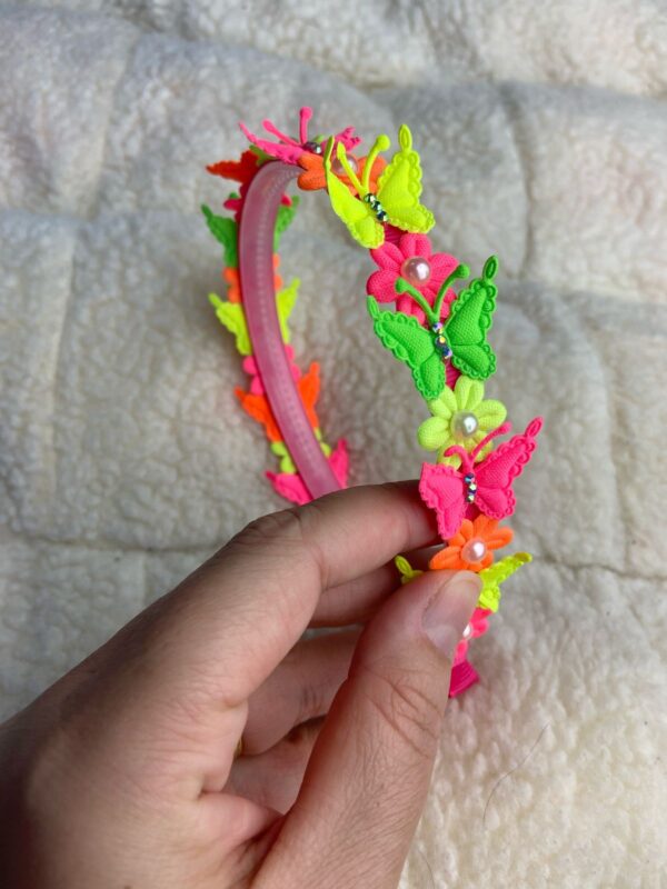Tiara Neon com Detalhes de Flor e Borboleta