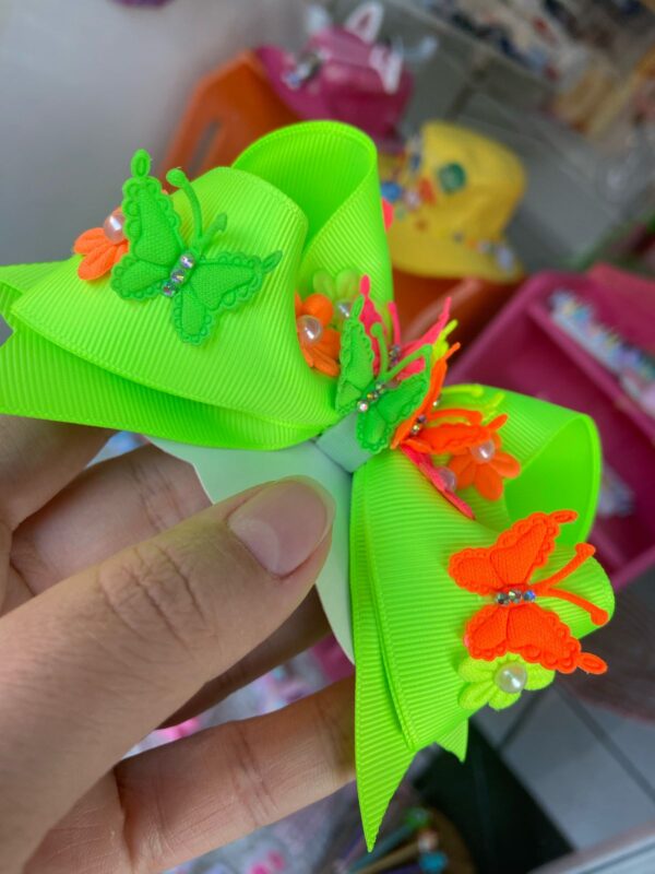 Laço Verde Neon com Flor e Borboleta