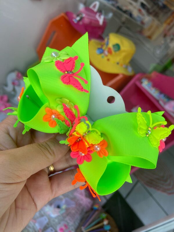 Laço Verde Neon com Flor e Borboleta