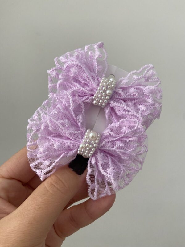 Par de Laços Lilás com Renda e pérola.