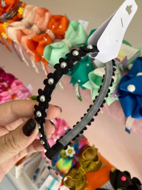 Tiara com florzinhas preto.