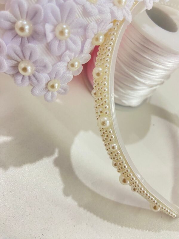 Tiara Branco com Laço em Pé mostrando os detalhes de pérolas