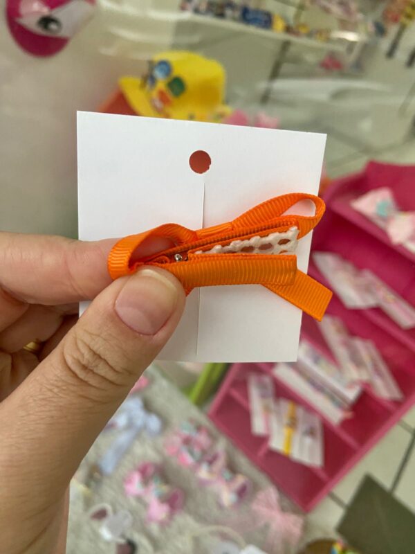 Parte e trás do Mini Laço Laranja