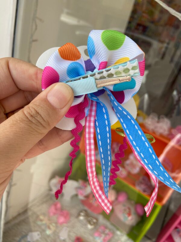 Laço Caipira com Aplique de Flor colorido mostrando o bico de pato com proteção antideslizante.