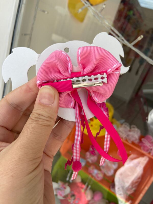 Laço Caipira com Aplique de Flor rosa mostrando bico de pato anti deslizante.