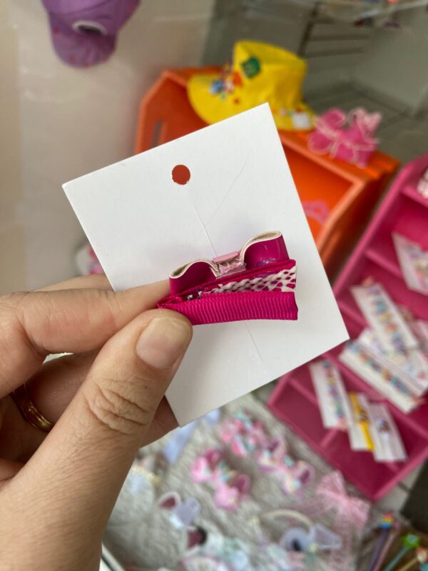 Mini Laço Rosa em Lonita esta foto mostra os detalhes da parte de trás do laço.