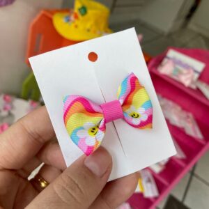 Mini Laço Estampado com Flor e Arco-íris