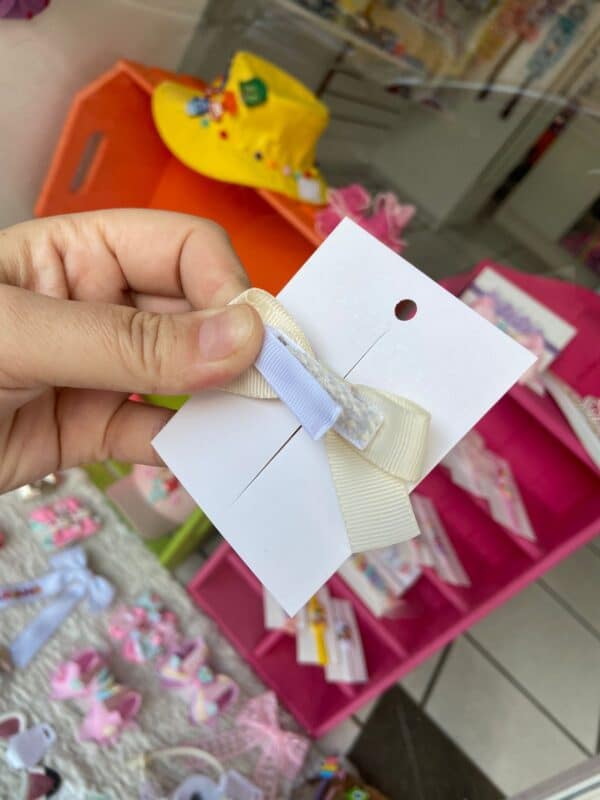 mini laço off white mostrando nessa foto a parte de trás do laço