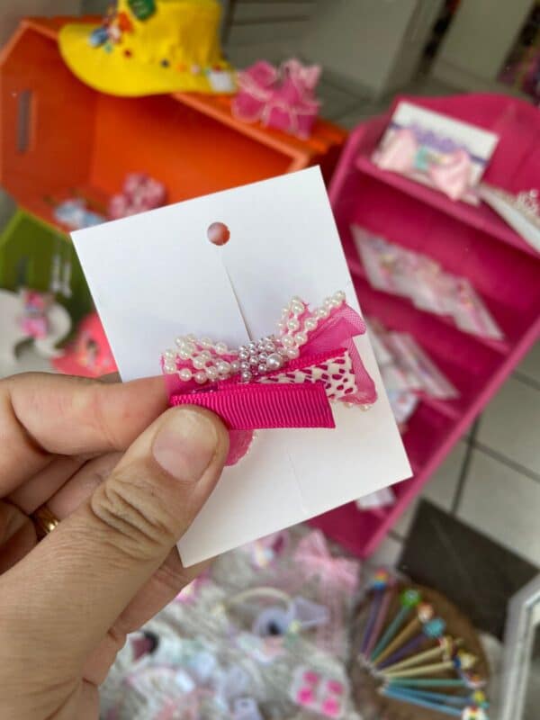Mini Laço Rosa com Pérola mostrando a parte de trás do laço.