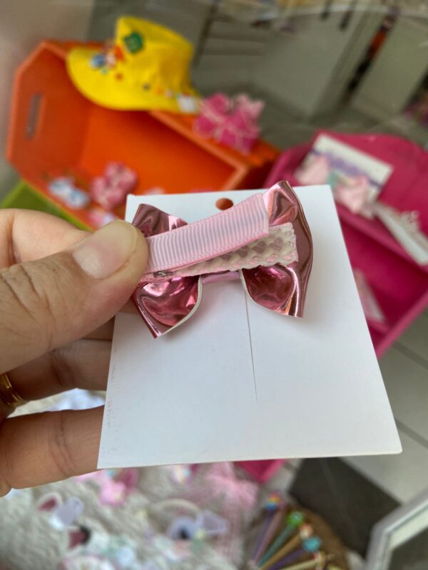 como é atrás do Mini Laço Rosa em Lonita.