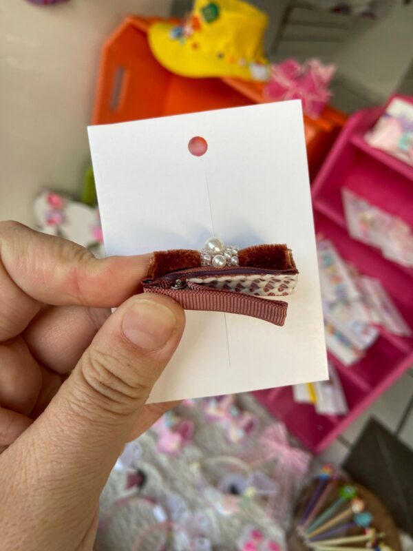 Mini Laço Marrom com Pérola esta é a parte de trás do laço.