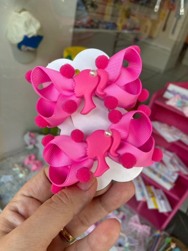 Par de Laços Rosa com Aplique da Barbie