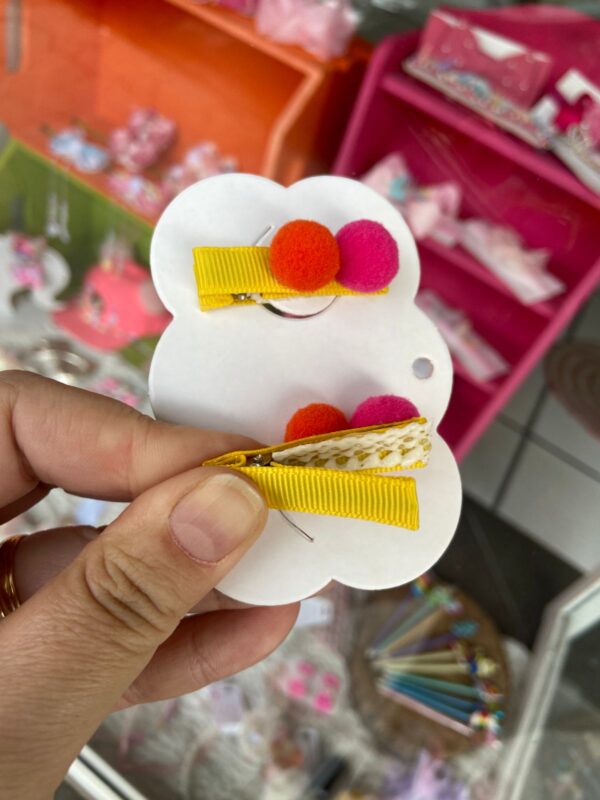 Mini Par com Pompom Colorido parte de trás mostrando o bico de pato anti-deslizante