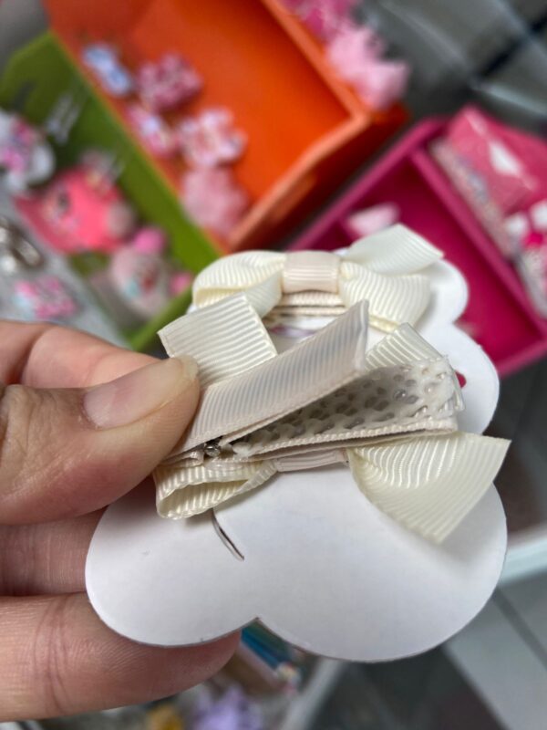 Mini Par de Laços Off-White parte de trás do laço que mostra o forro anti-deslizante