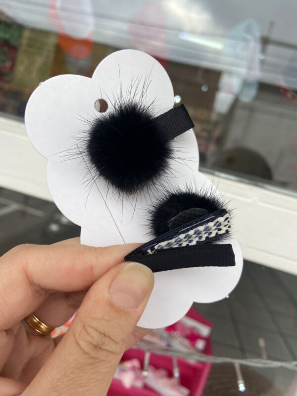 Mini Par com Pompom Preto mostrando a parte de trás com o forro anti-deslizante