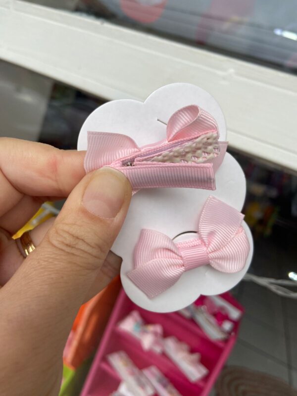 Mini Par de Laços Rosa mostrando a parte de trás do laço.