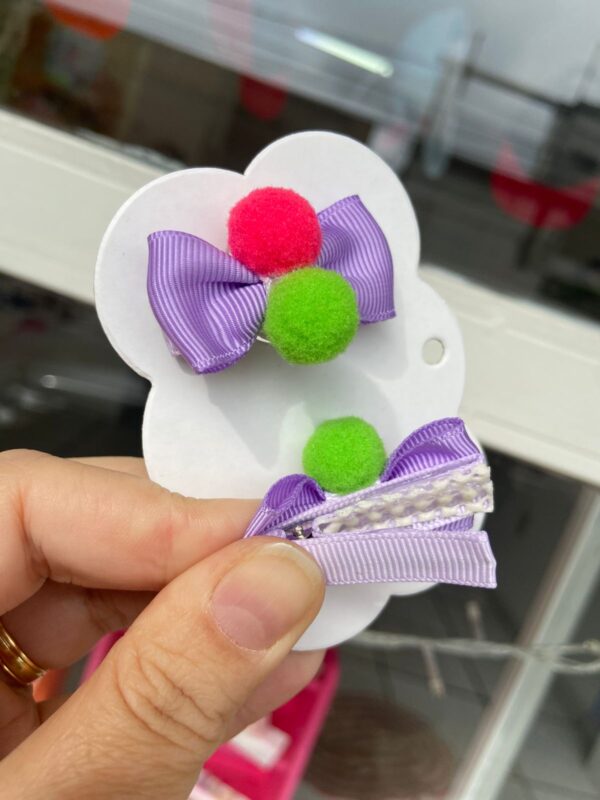 Mini Par de Laço Lilás com Pompom Colorido