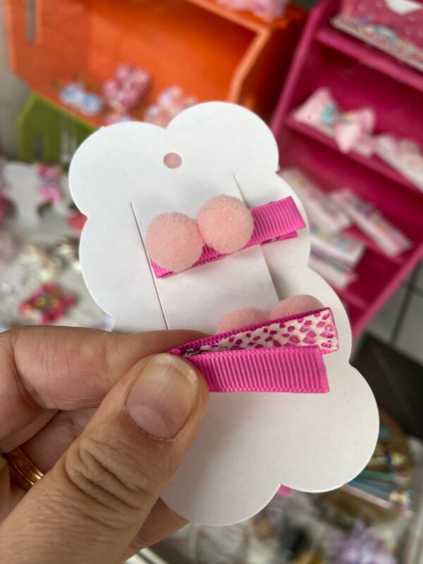 Mini Par de Pompom Rosa mostrando a parte de trás com o bico de pato com forro anti-deslizante