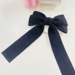 laço preto com pontas semelhante ao veludo