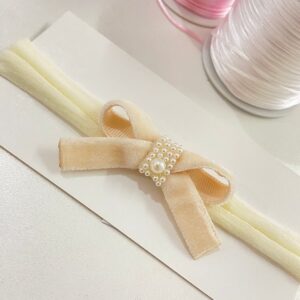 Faixa com Laço Off-White - Com Meia de seda - Veludo - Pérola