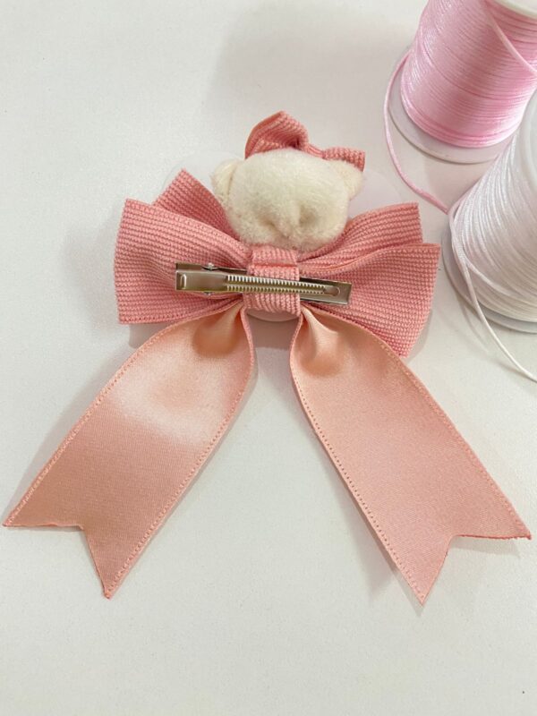 Laço Rosa com Pontas - Aplique de Urso mostrando a parte de trás do laço