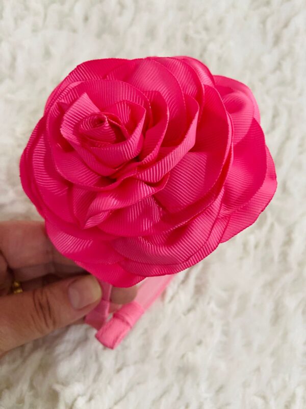 Flor – Acessório Perfeito para Prendas e Festas Tradicionalistas Encante com o charme da tradição gaúcha! Essa flor é o acessório ideal para prendas mirins que participam de eventos em CTGs, festas farroupilhas e demais comemorações da cultura gaúcha. Detalhes do Produto: Cor: Rosa Presilha: Preso em tiara com dentinhos inquebrável Tamanho: Grande Medidas Aproximadas da flor na tiara: Largura: 11 cm Comprimento: 11 cm Altura: 6 cm Ideal para: Compor trajes de prenda infantil Eventos em CTG e apresentações culturais Semana Farroupilha, desfiles e danças tradicionais Ensaio fotográfico com tema gaúcho Uso diário com um toque tradicional Observação: O modelo é preso na tiara com dentinhos inquebrável, oferecendo segurança e conforto ao ser usado no cabelo rosa