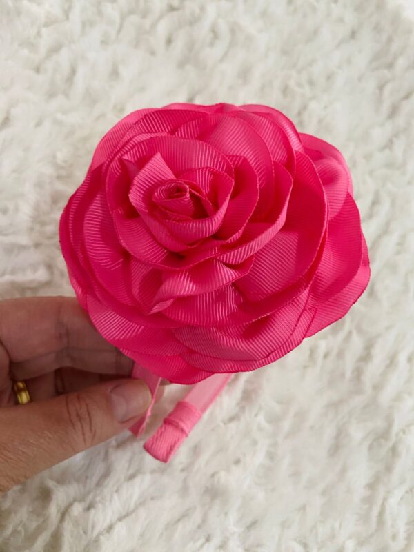 Flor – Acessório Perfeito para Prendas e Festas Tradicionalistas Encante com o charme da tradição gaúcha! Essa flor é o acessório ideal para prendas mirins que participam de eventos em CTGs, festas farroupilhas e demais comemorações da cultura gaúcha. Detalhes do Produto: Cor: Rosa Presilha: Preso em tiara com dentinhos inquebrável Tamanho: Grande Medidas Aproximadas da flor na tiara: Largura: 11 cm Comprimento: 11 cm Altura: 6 cm Ideal para: Compor trajes de prenda infantil Eventos em CTG e apresentações culturais Semana Farroupilha, desfiles e danças tradicionais Ensaio fotográfico com tema gaúcho Uso diário com um toque tradicional Observação: O modelo é preso na tiara com dentinhos inquebrável, oferecendo segurança e conforto ao ser usado no cabelo.