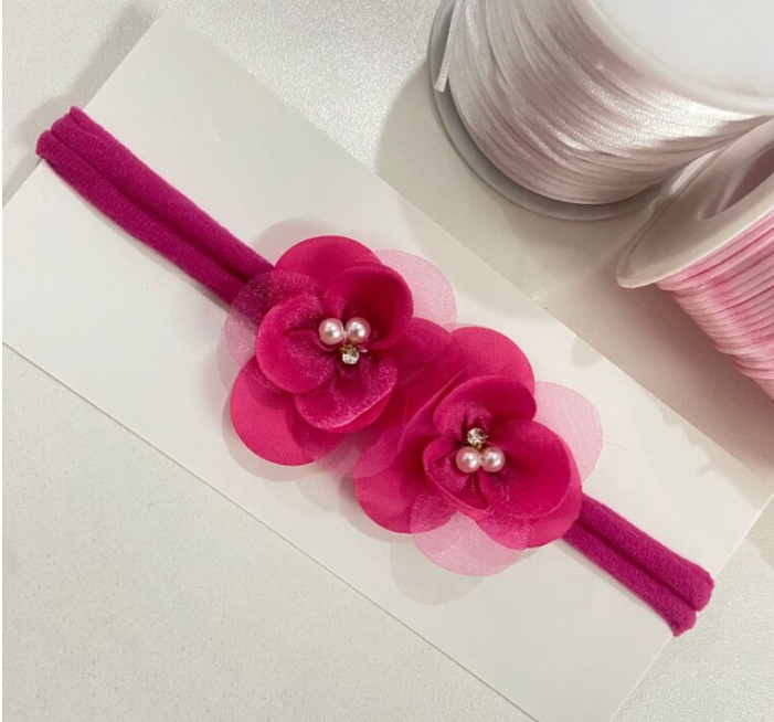 Flor dupla aplicada a uma faixa com meia de seda