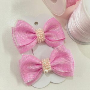 Par de Laços rosa com pérolas – Tamanho Pequeno | Presilha Bico de Pato | Acessório Infantil para Cabelo