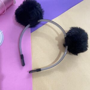 Laço preto com pompom