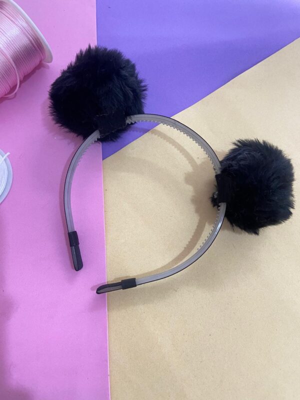 Laço preto com pompom