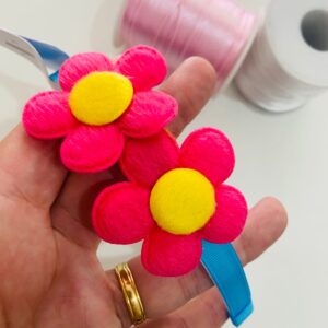 tiara com flor rosa e azul