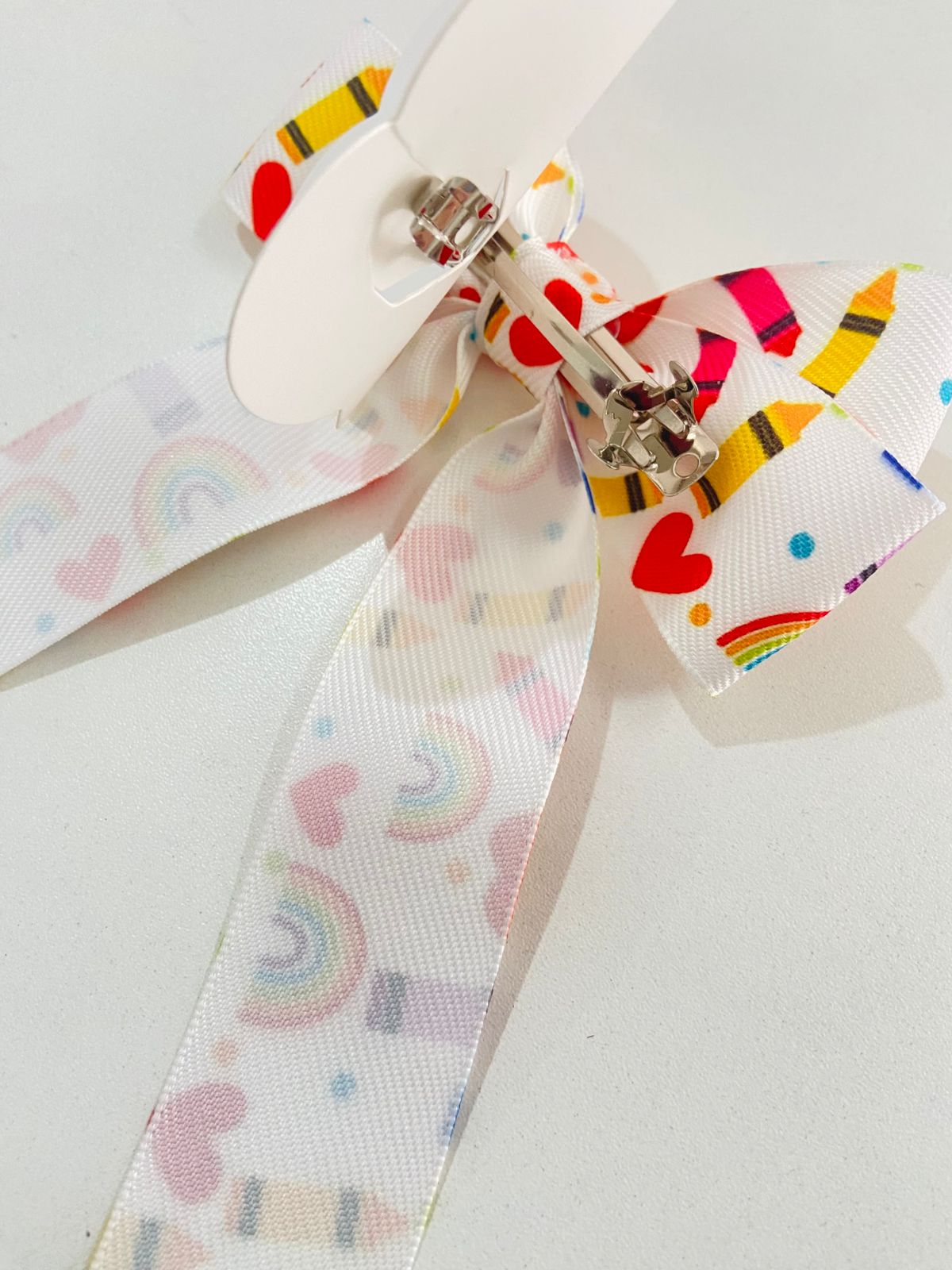 Laço Escolar com Pontas - Colorido mostrando a presilha francesa