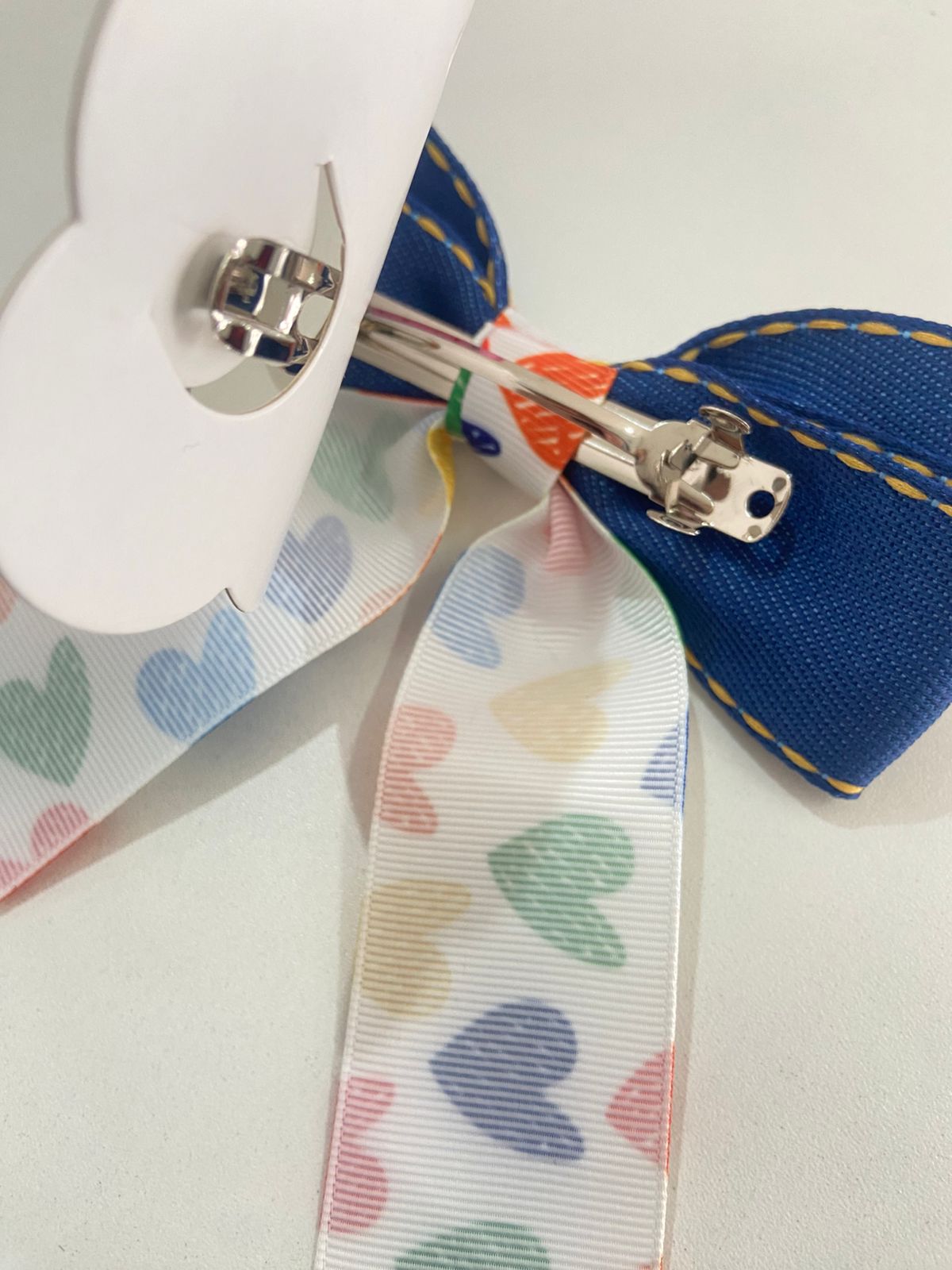 Laço Escolar com Pontas - Azul mostrando a presilha fancesa